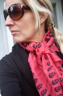 Scarfs with skulls Red.