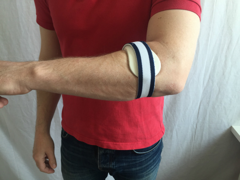 Bandage tennisarmbåge på plats