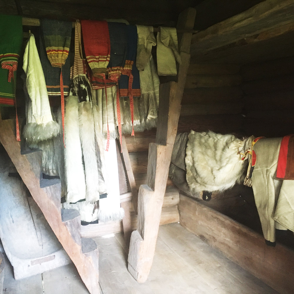 Klädkammare_folkdräkt