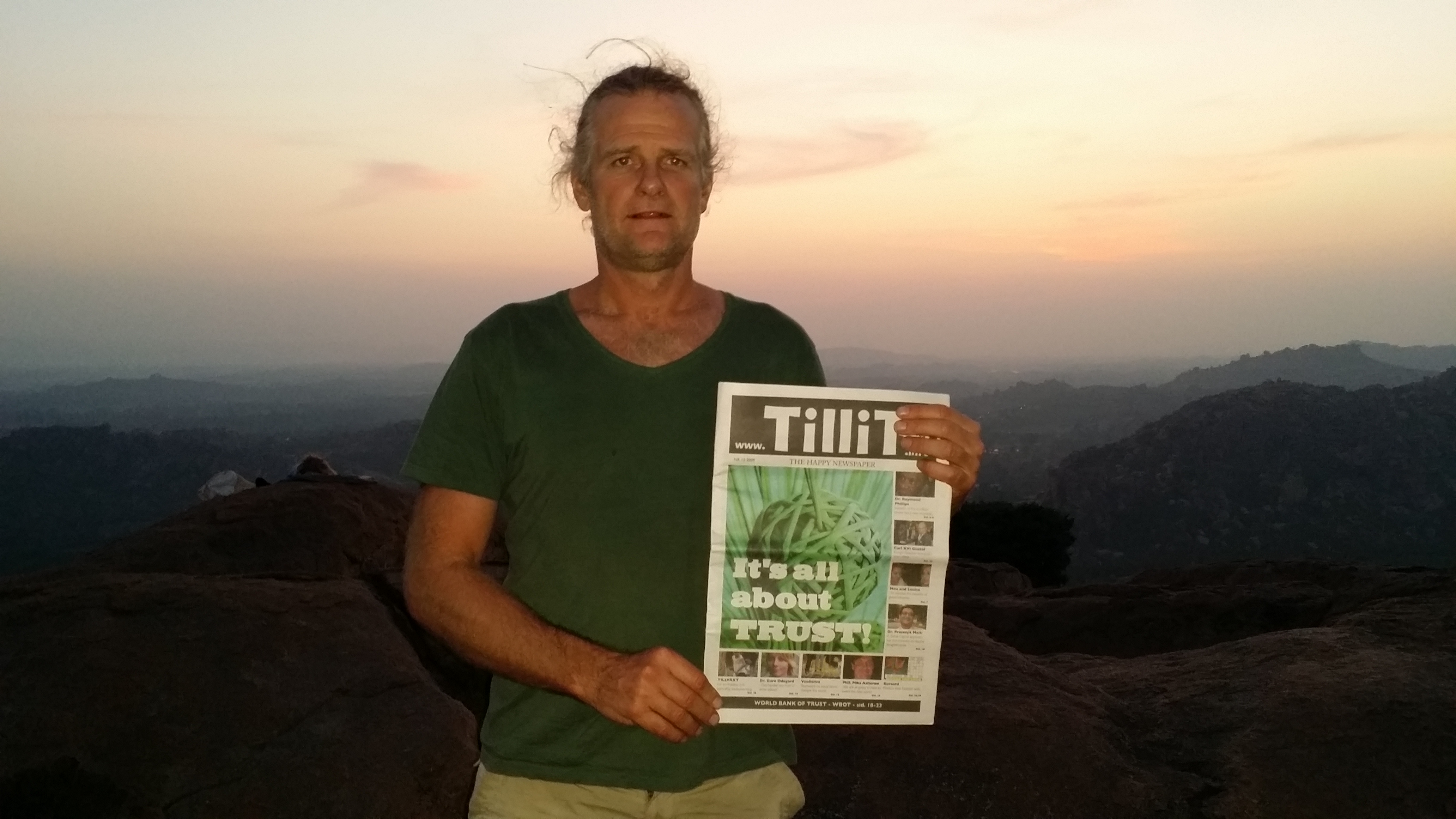 Mikael på berget i Hampi med TilliT
