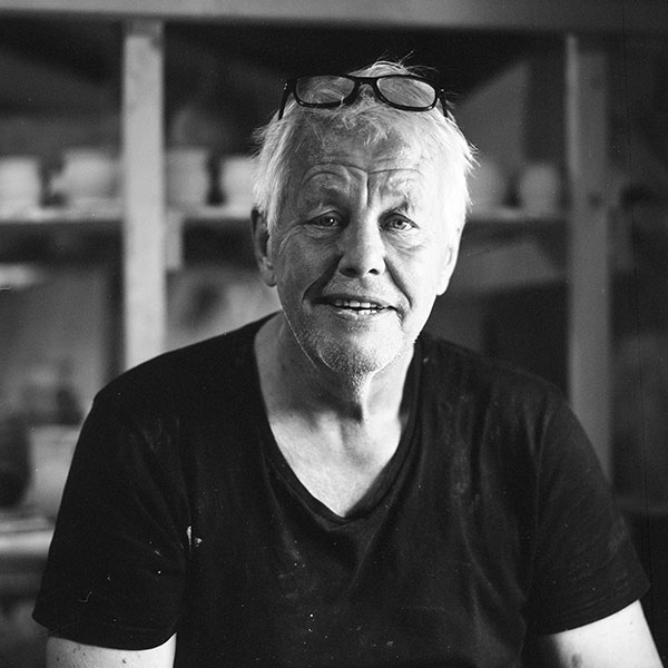 Isak Isaksson i sin ateljé