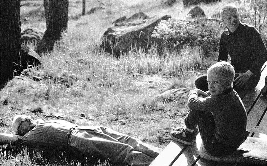 Kaj Franck (left) and Oiva Toikka (right) enjoying the Finnish summer.