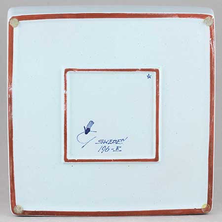 Lower side of a Karneval object with the ”Gustavsberg hand”, model number, and painter’s signature.
