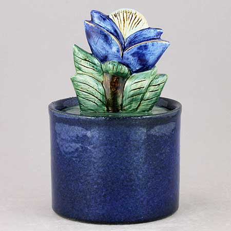Lisa Larson Burk med blomma