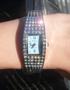 Snygg klocka med bling bling.