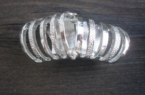 Cage finger ring.
