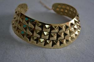 Snygg choker halsband i metall med nitar.