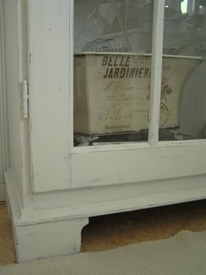 Vitrinskåp shabby chic med smäcker spröjs