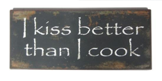 Emaljskylt / I kiss better than I cook.
