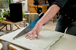 Make sure the saw is as horizontal as possible when cutting.