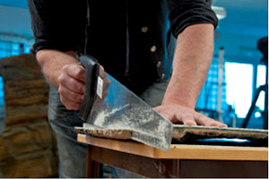 Make sure the saw is as horizontal as possible when cutting.