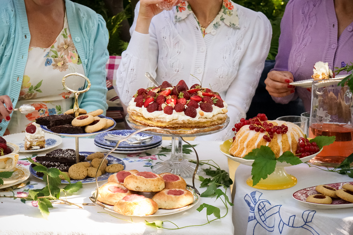 emmy design SS20 picnic lawn party 1920s 1930s 1940s 1950s wool lightweightcardigan summer vintage knit style pastel cake swedish midsummer fika cotton