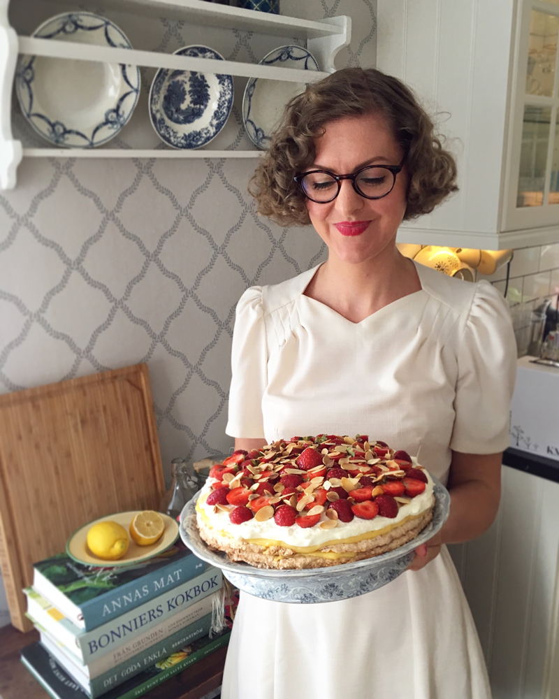 emmy design_white 1930s dress almond cake