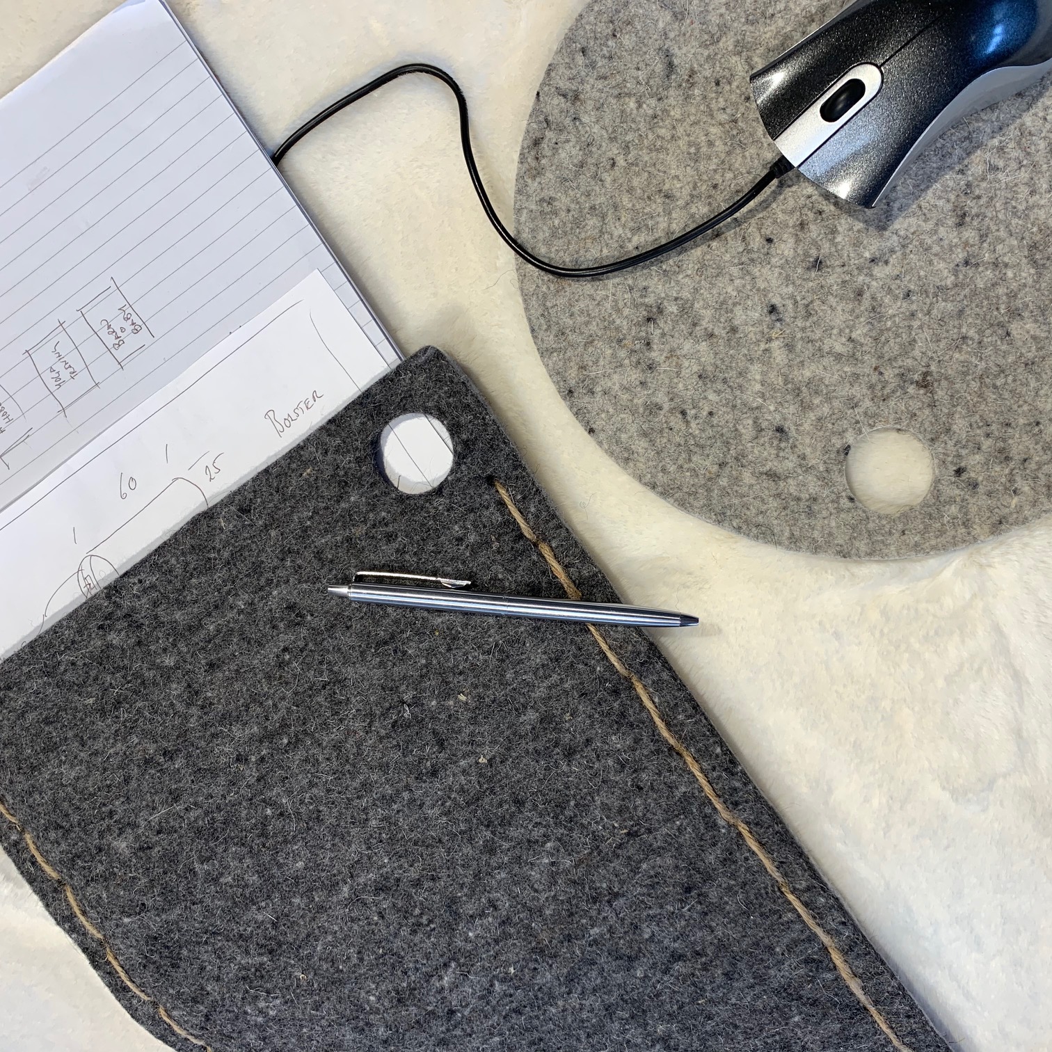 Klicka här för Arbete & Offmiljö Allt från Musmatta till Mekanikermatta i ull! 