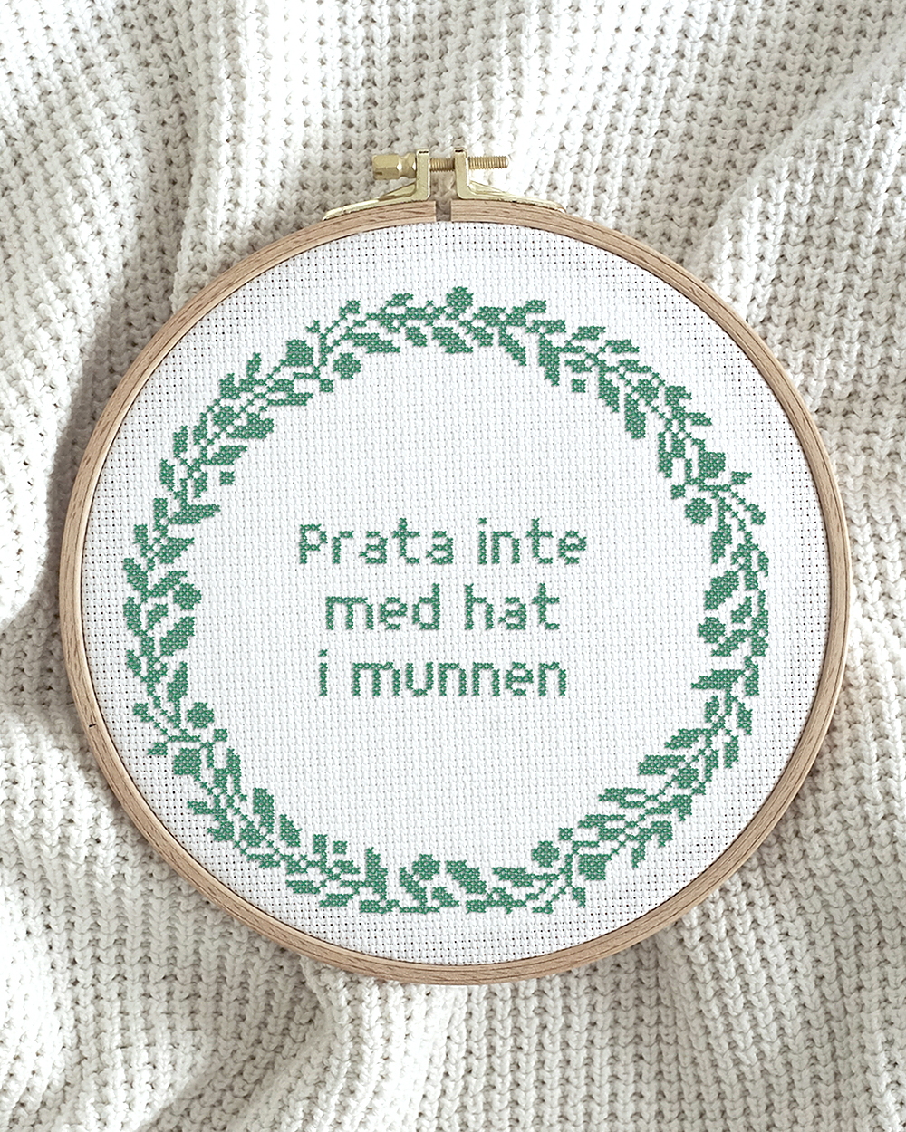 Prata inte med hat i munnen embroidery