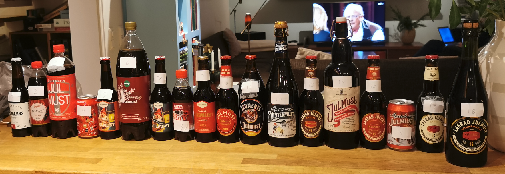 Nummererede flasker jumost på bordet