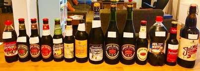 Numrerade flaskor med julmust på bord
