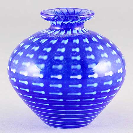 Bertil Valliens Minos Vas blå (modell 48976), höjd 5,5 cm