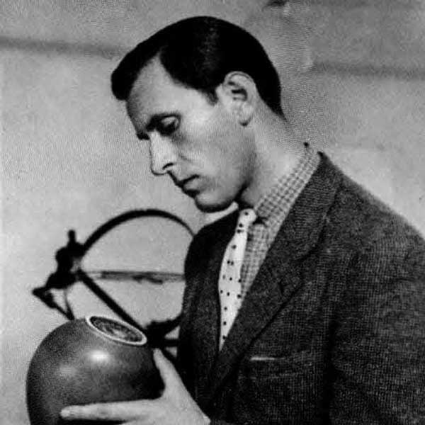 Gunnar Nylund inspecting a vase