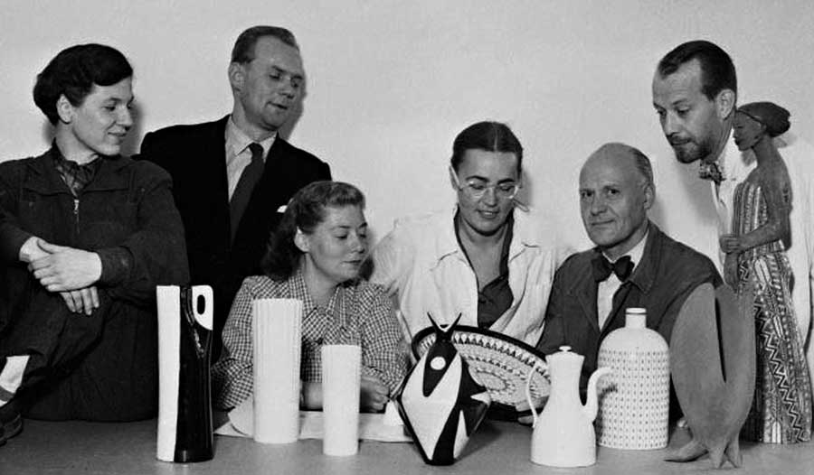 Prominent Upsala-Ekeby artists in the 1950s. From left to right: Ingrid Atterberg, Taisto Kaasinen, Hjördis Oldfors, Mari Simmulson, Viking Göransson, and Sven Erik Skawonius