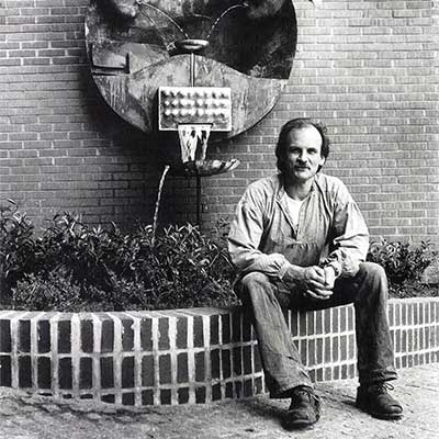 Bertil Vallien in front of a public decoration