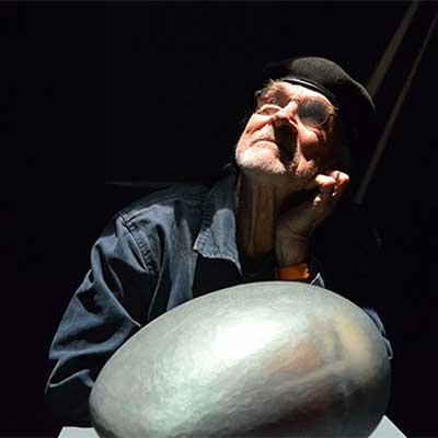 Bertil Vallien med "Resting head"-skulptur