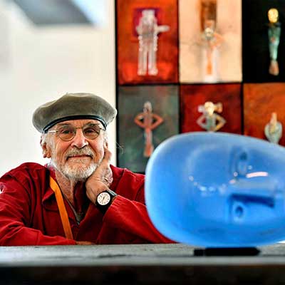 Bertil Vallien behind a head of blue glass