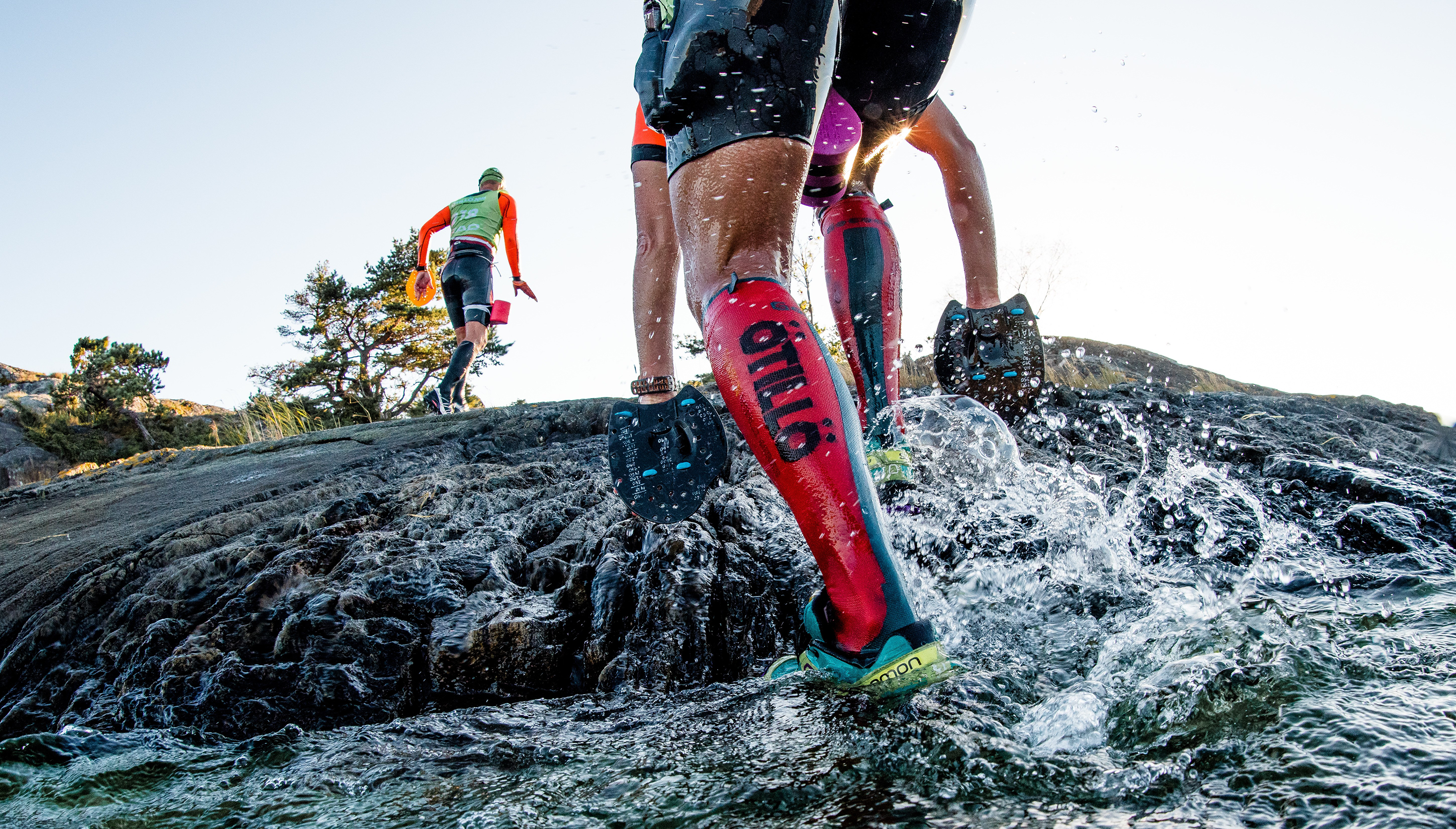 Swim running. Swimrun. Свимран фото. Swimrun Новороссийск медали. Swimrun Новороссийск фото.