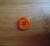 Knapp 4-håls 25.5mm fg. 3/124 Orange