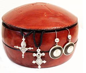 tuaregask med silversmycken