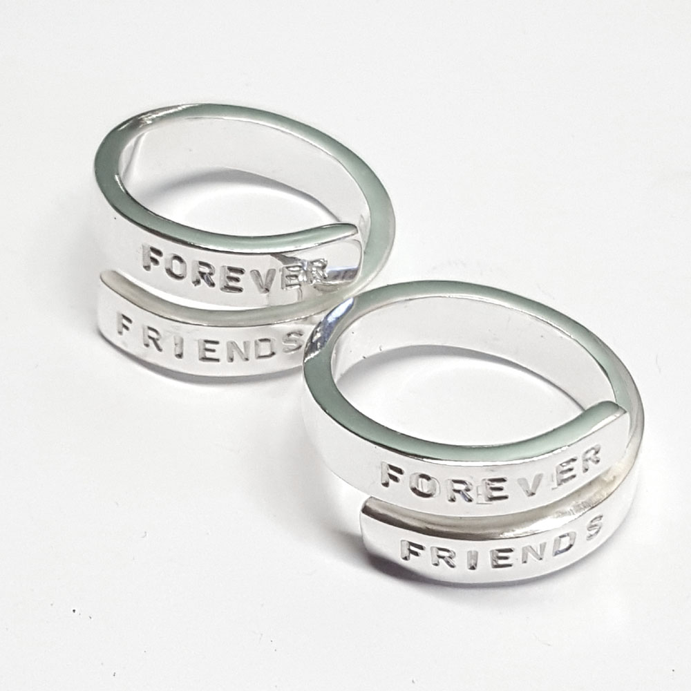 Omlottring silver med stämplad text