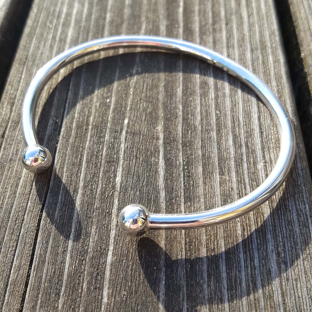 Handgjort silverarmband med kulor