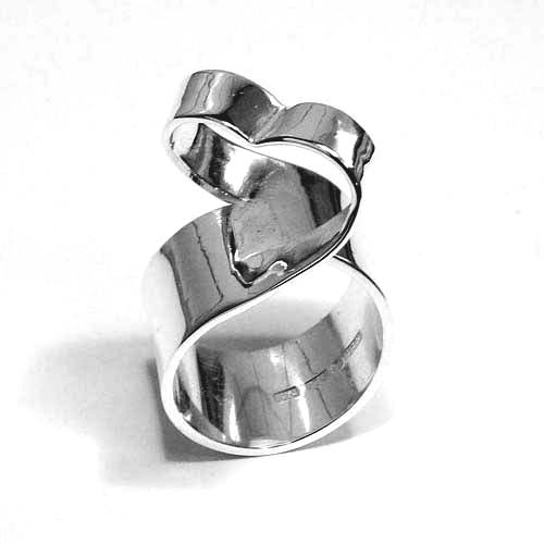Handgjord silverring-hjärta