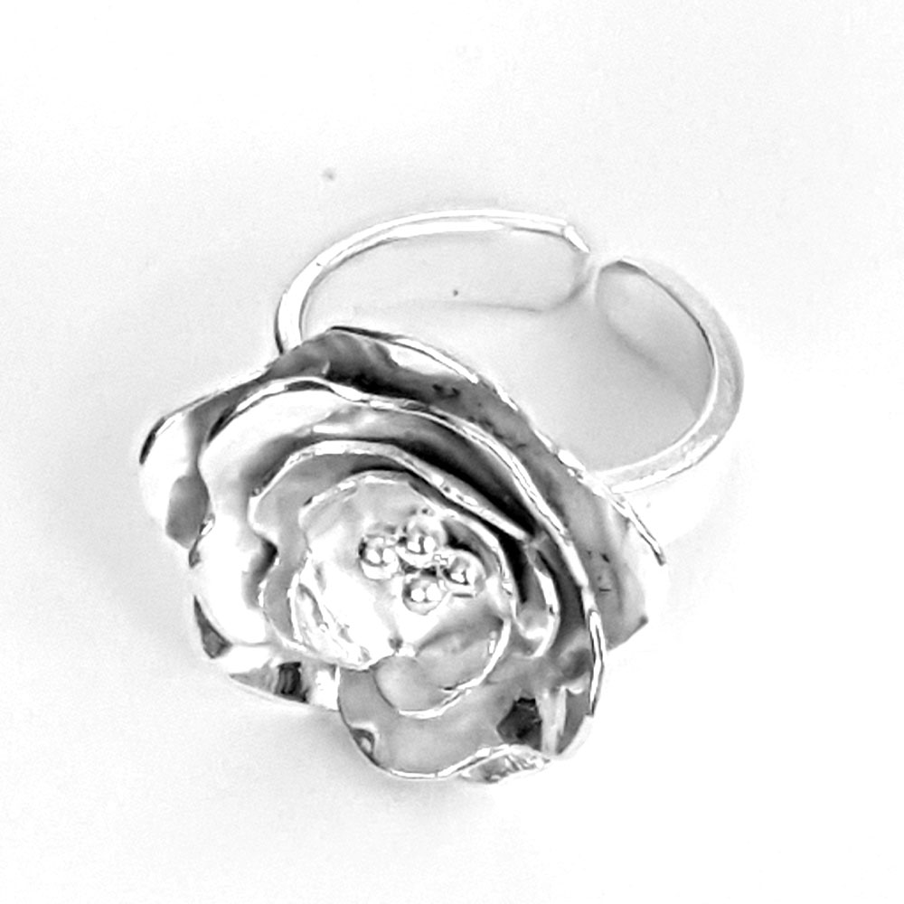 Handgjord silverring med blomma