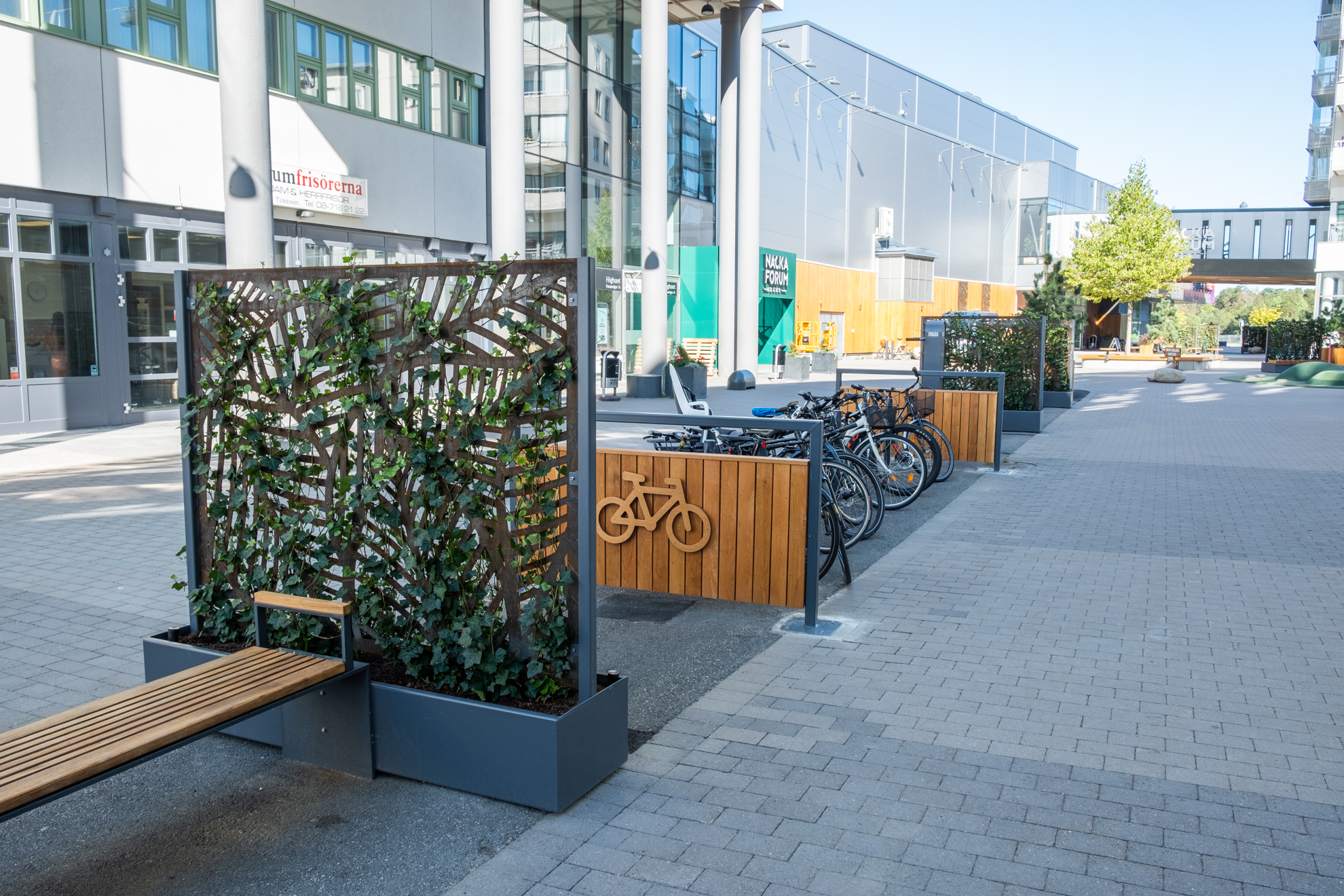 Gatumiljö med skärmväggar och cykelställ