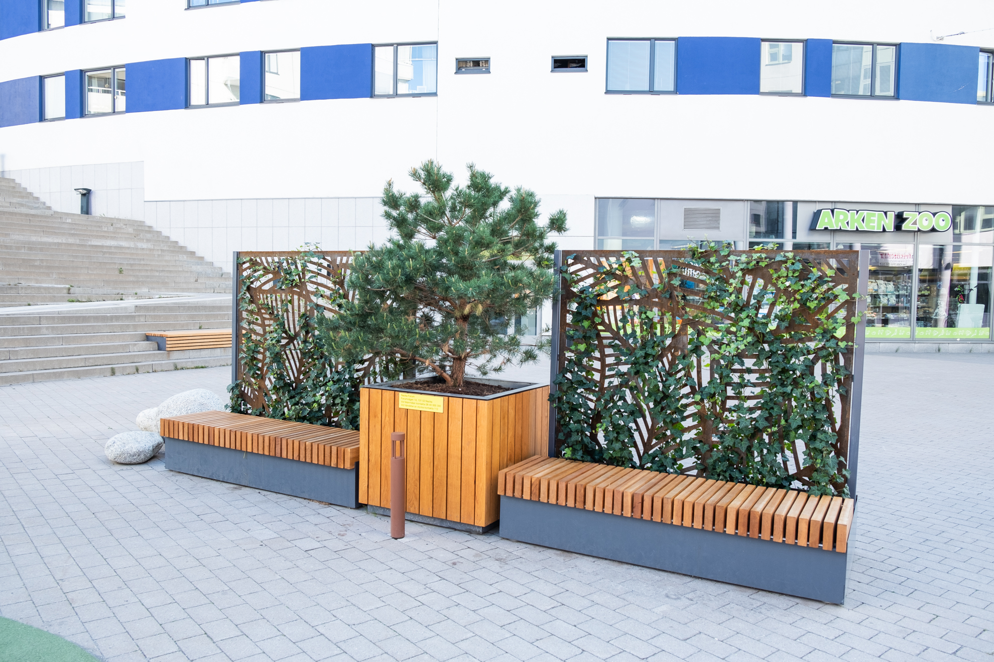 Skärmväggar i offentlig miljö med sittbänkar