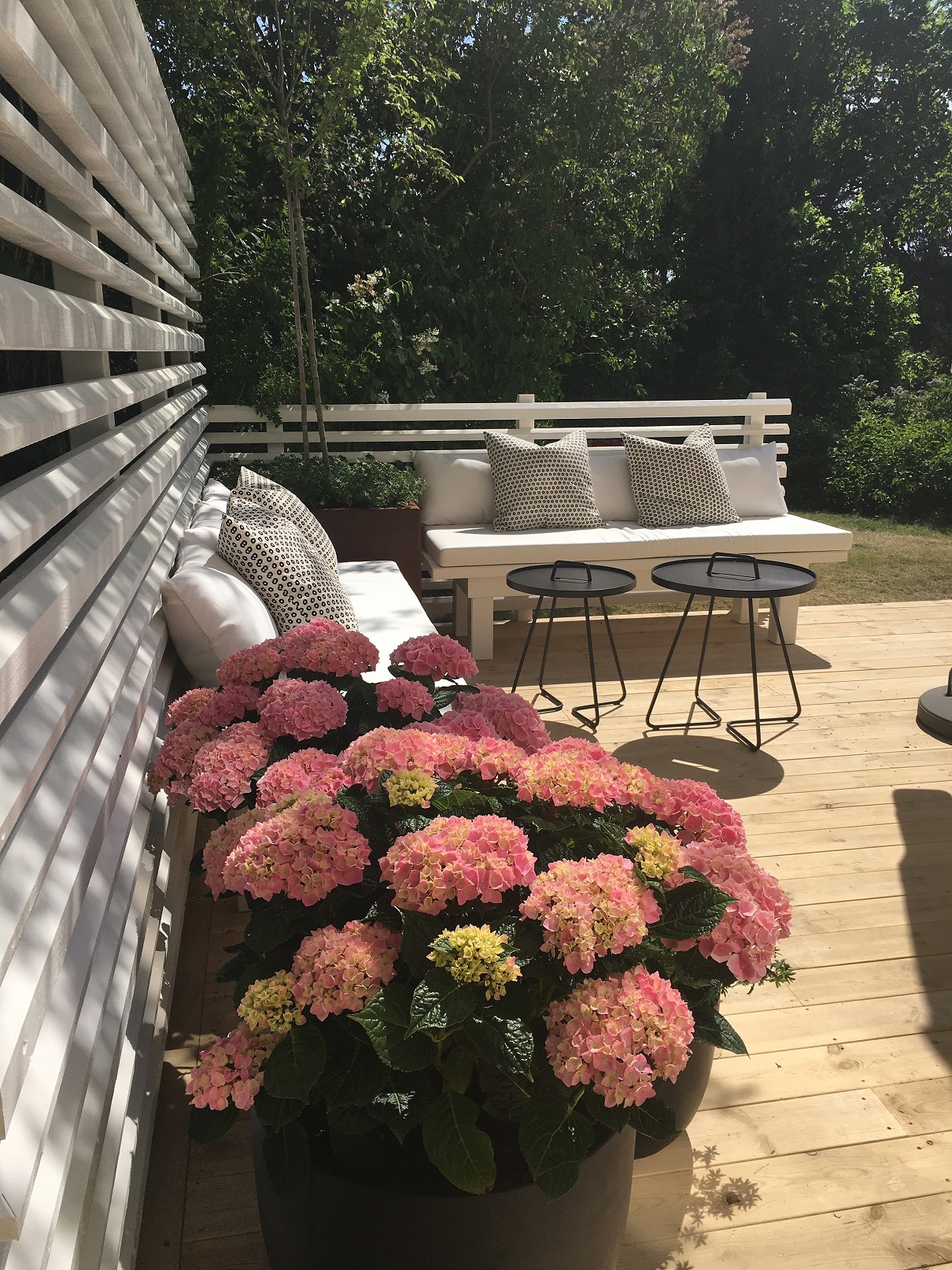 Uteplatsinspiration med blomkruka i cortenplåt