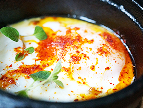 BAKAT ÄGG MED BALSAMICOKARAMELLISERAD LÖK, ESPELETTEPEPPAR & TRYFFELOLJA 