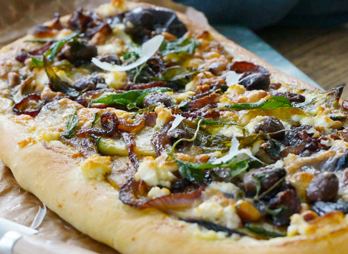 Flatbreadpizza med fetaost, zucchini & aubergine