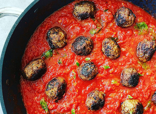 Köttbullar med parmesan i tomatsås