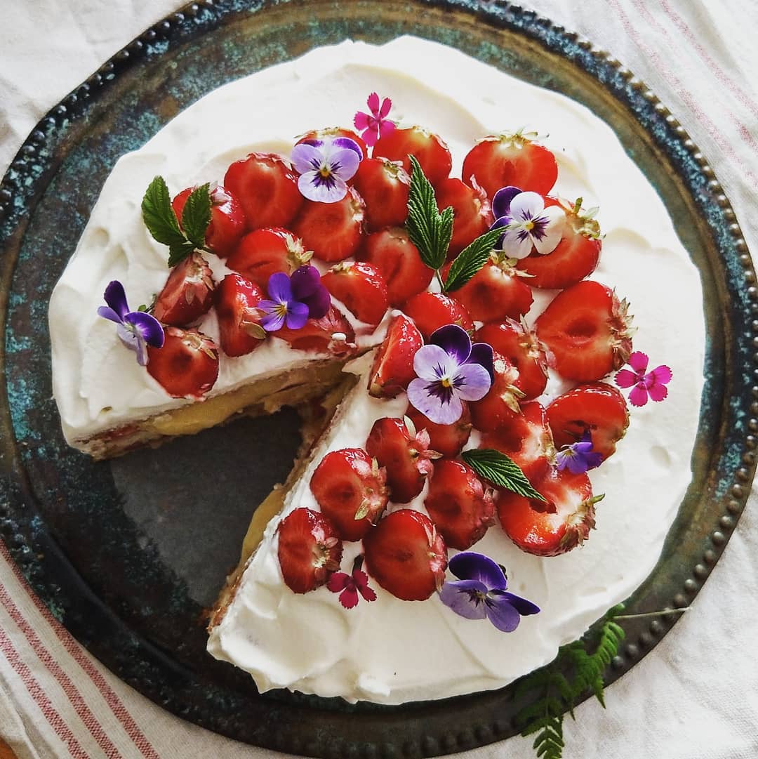 Somrig jordgubbstårta med mandelcréme