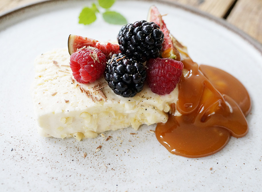 Semifreddo med tonkaböna & mandelcréme