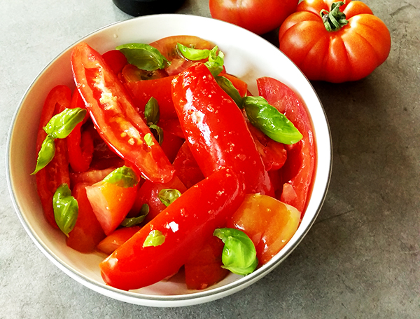 TOMATSALLAD MED BASILIKA & SICILIANSK OLIVOLJA