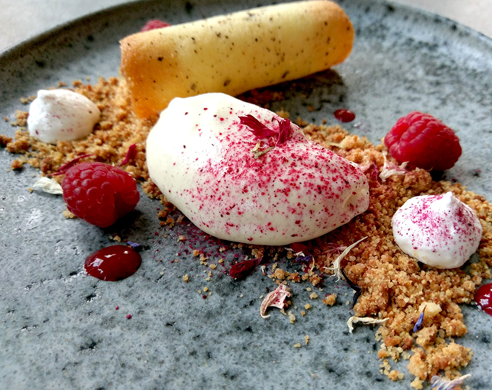 Vit chokladmousse med lavendel- & pepparflarn